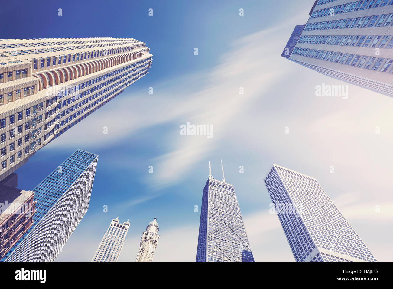 Tonalità di colore foto di grattacieli di Chicago con il movimento delle nuvole sfocate, Illinois, Stati Uniti d'America. Foto Stock