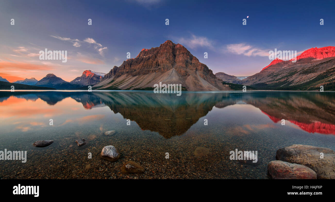 Sunrise at Bow Lake (Vista Panoramica), il Parco Nazionale di Banff, Alberta, Canada Foto Stock