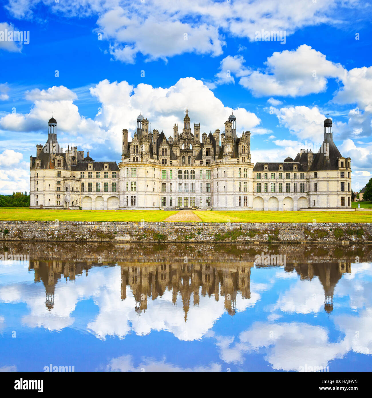 Chateau de Chambord, royal medievale castello francese e di riflessione. Valle della Loira, in Francia, in Europa. Unesco patrimonio dell'umanità. Foto Stock