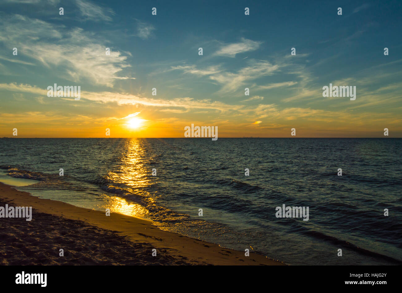 Golden tonica tramonto sul Lago Michigan. Girato a Indiana Dunes National Lakeshore. Foto Stock