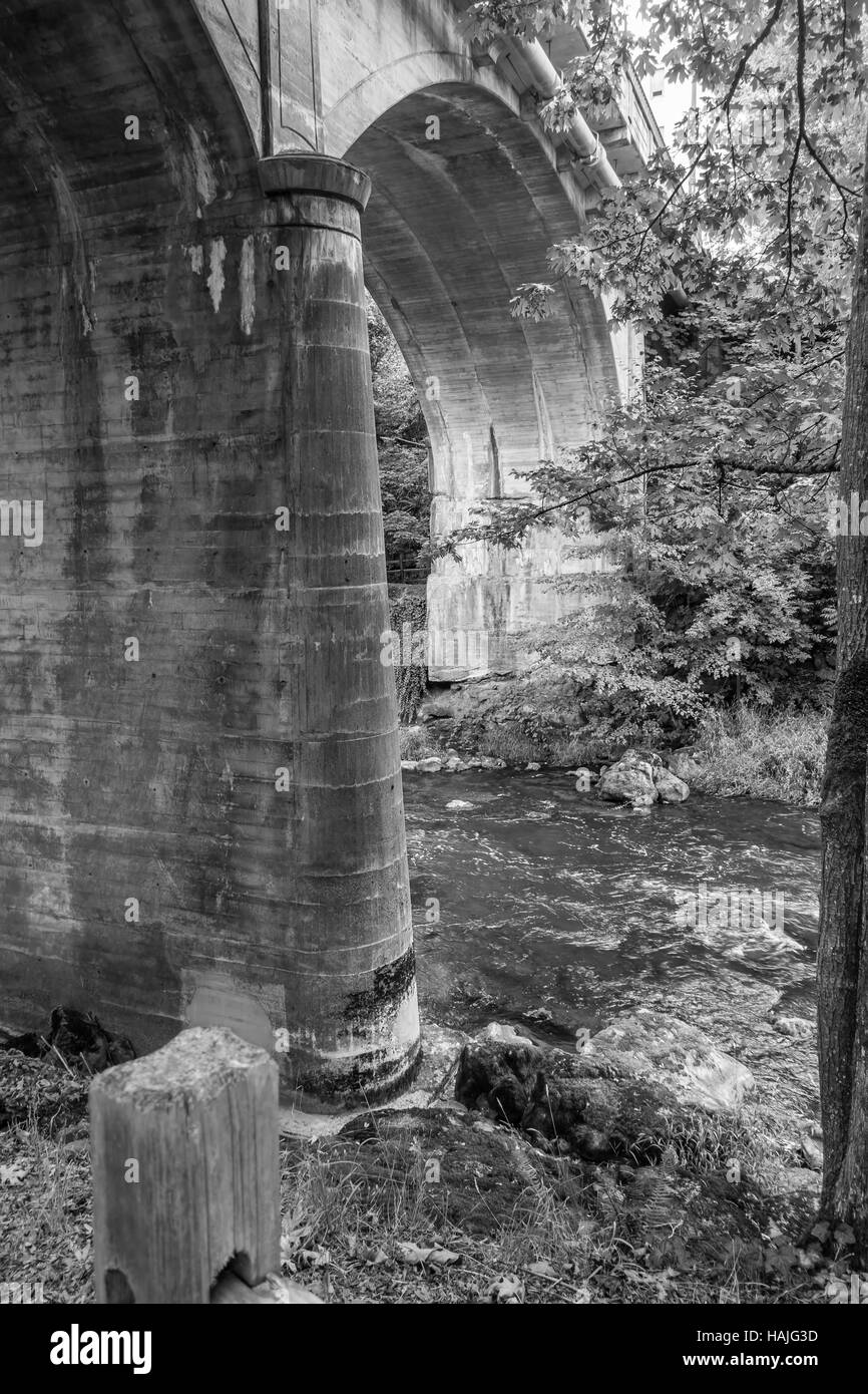 Il fiume Deschutes scorre al di sotto di un ponte in Tumwater, Washington. Immagine in bianco e nero. Foto Stock
