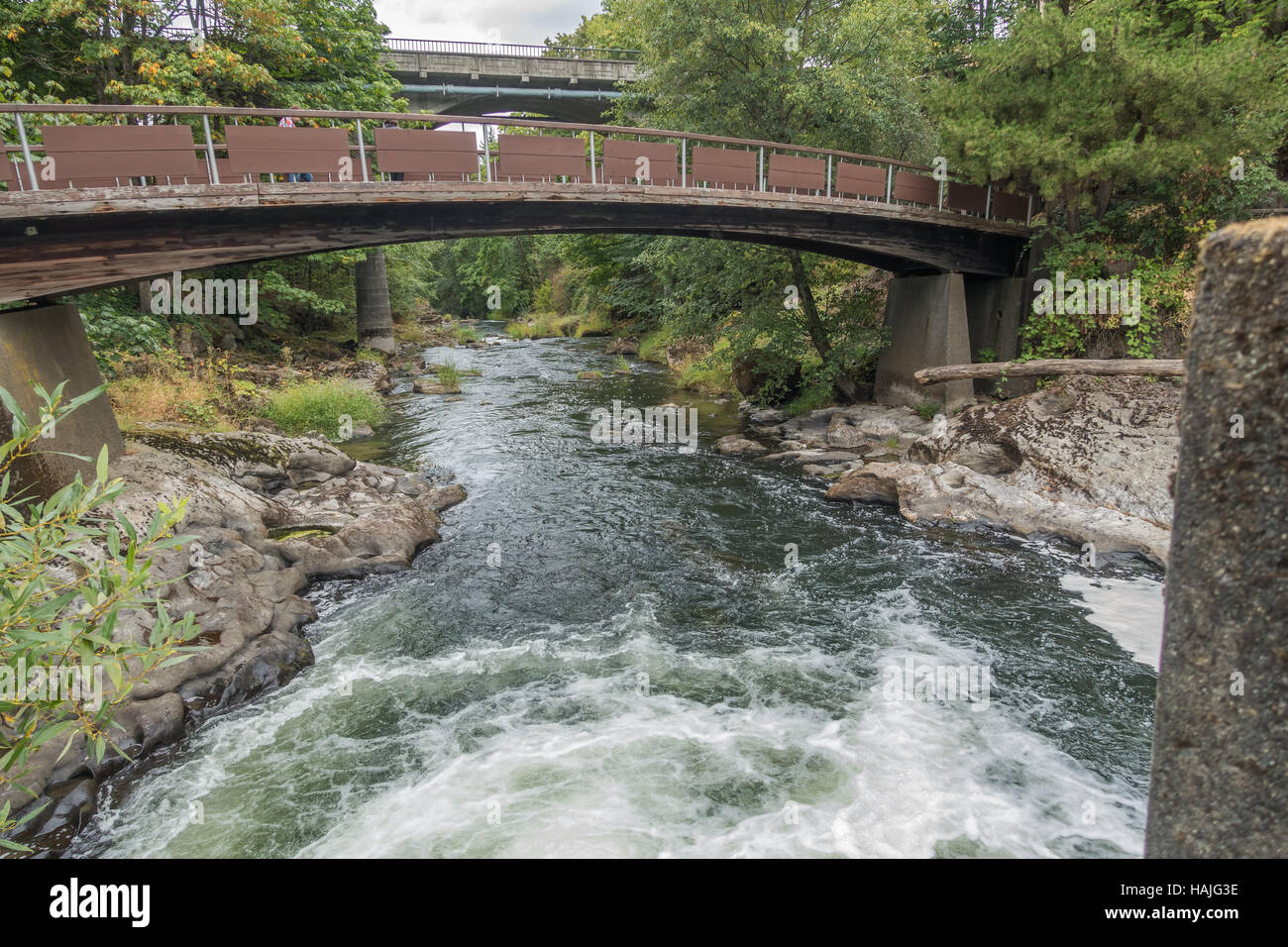 Il fiume Deschutes scorre al di sotto di due ponti in Tumwater, Washington. Foto Stock