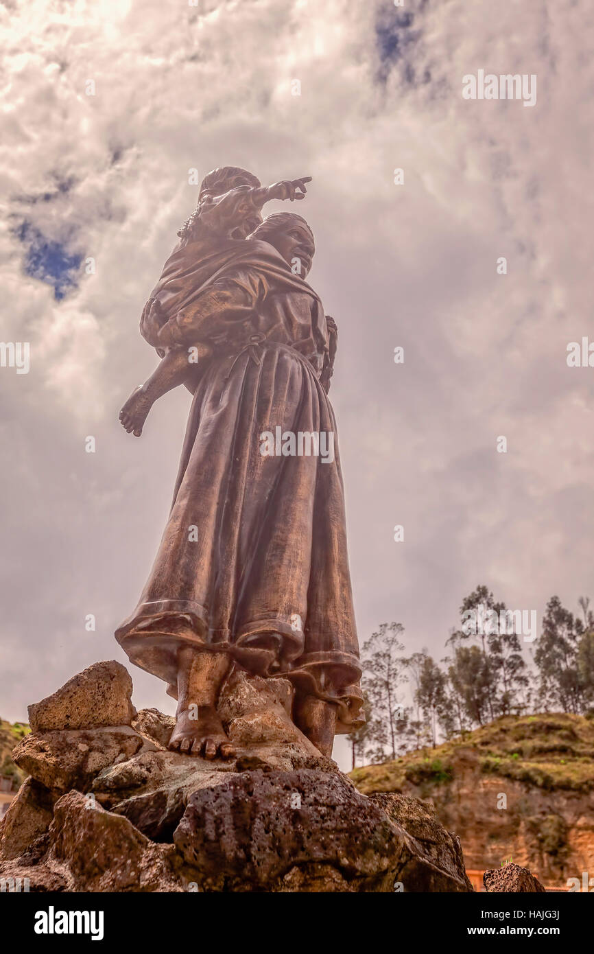 Colombiano di statua raffigurante una madre con un bambino nel cimitero di las Lajas Santuario, Sud America Foto Stock