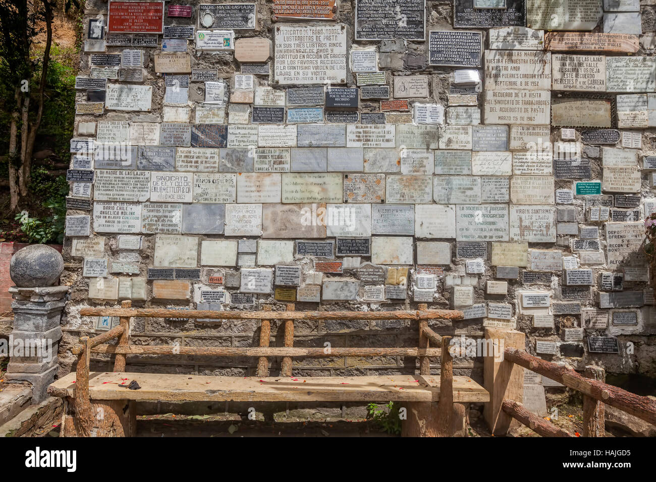 Ipiales, Ecuador - 11 Settembre 2016: lastre di marmo con i testi religiosi su las Lajas parete santuario, costruito in una gola in Ipiales, Colombia Foto Stock