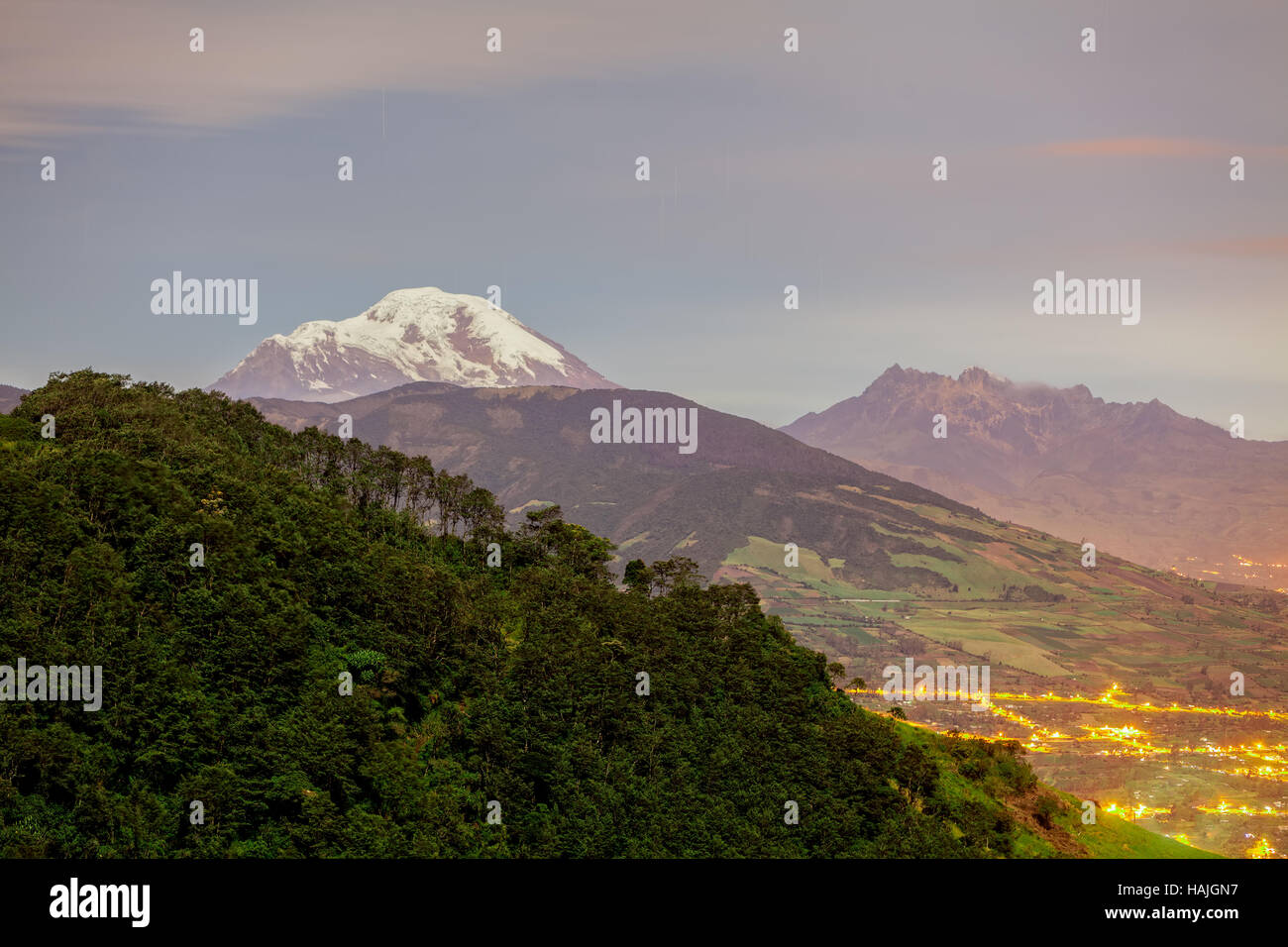 Una lunga esposizione del Vulcano Chimborazo e altare vulcano illuminata dalla luna, Ecuador, Sud America Foto Stock