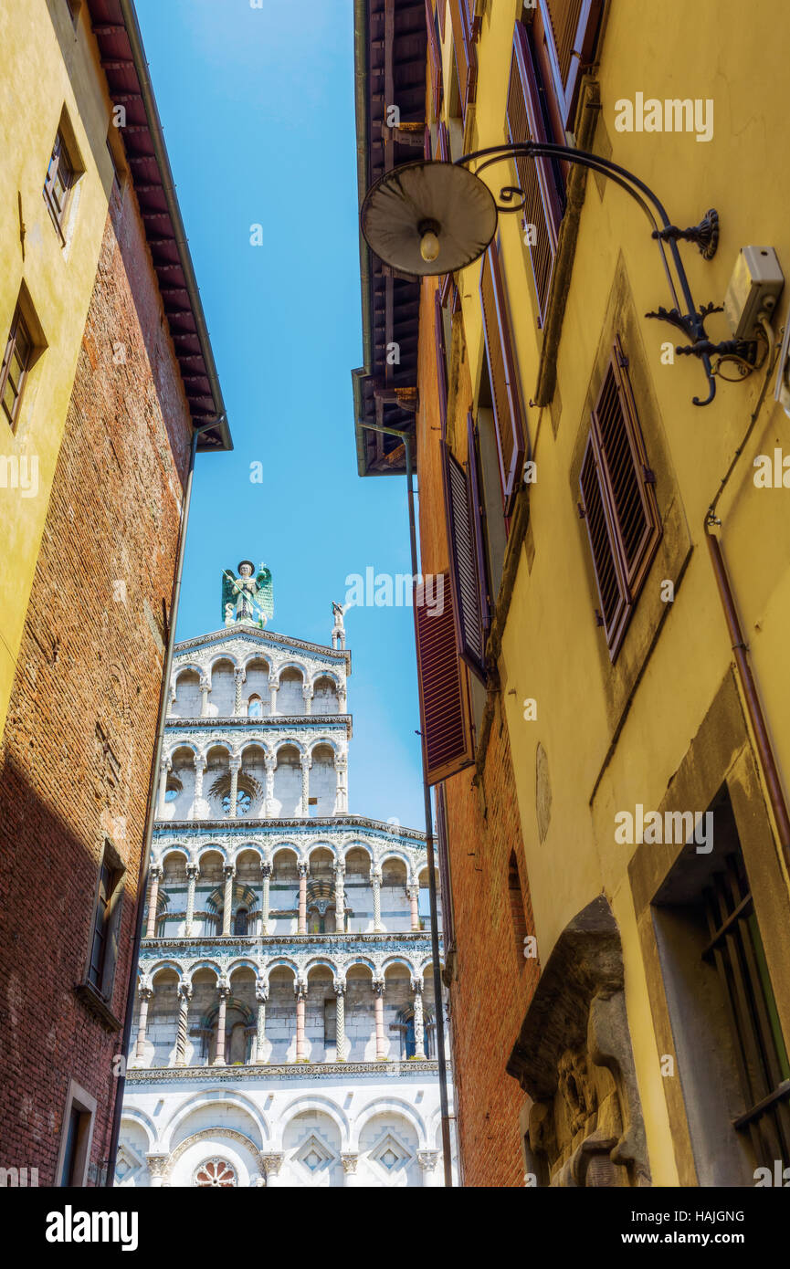 Vista attraverso un vicolo sulla chiesa di San Michele in Foro a Lucca, Italia Foto Stock