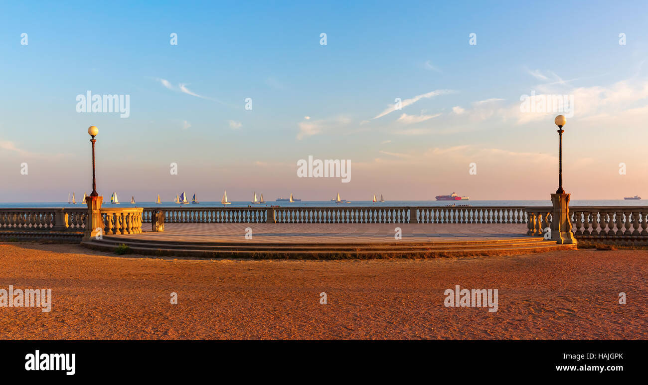 Terrazza Mascagni presso la costa mediterranea a Livorno, Toscana, Italia Foto Stock