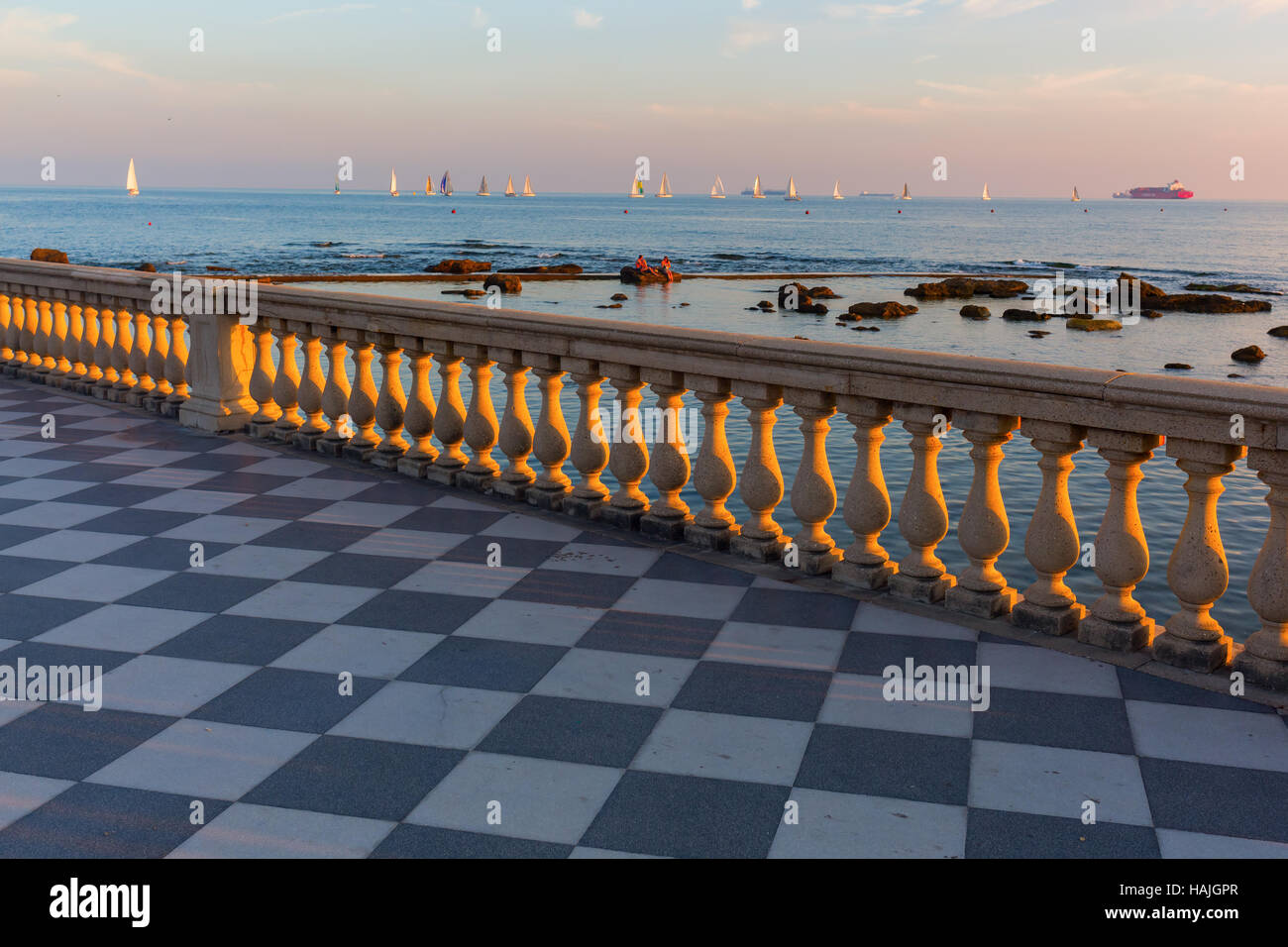 Terrazza Mascagni presso la costa mediterranea a Livorno, Toscana, Italia Foto Stock