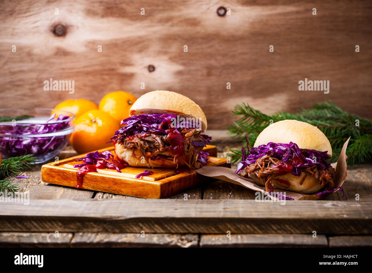 In casa barbecue hamburger di manzo con croccante di cavolo rosso slaw sul tavolo rustico. Barbecue sandwich a base di carne per il pranzo di natale Foto Stock