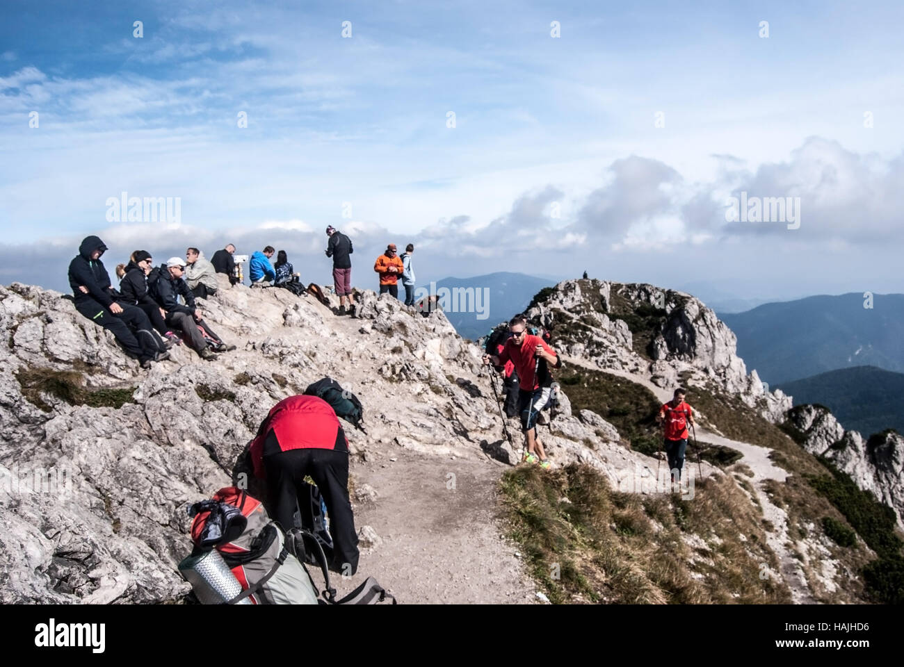 Velky Rozsutec hill vertice di Mala Fatra montagne con gli escursionisti di relax durante la giornata autunnale con cielo blu e nuvole Foto Stock