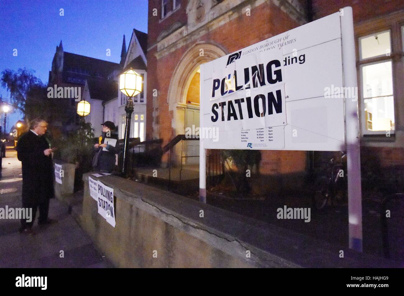 Attività al di fuori di un seggio in Richmond, a sud ovest di Londra, per una elezione in cui ex conservatore Zac Goldsmith sta cercando di vedere fuori da un gruppo del Partito europeo dei liberali democratici sfida come lui combatte per trattenere la sede parlamentare ha lasciato in segno di protesta su airport di espansione. Foto Stock