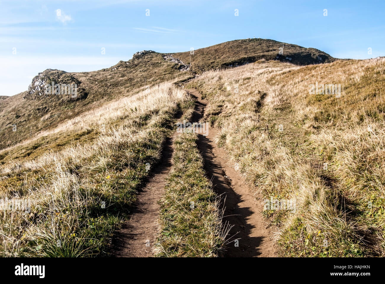 Sentiero escursionistico a Chleb hill in autunno Mala Fatra montagne con cielo blu Foto Stock