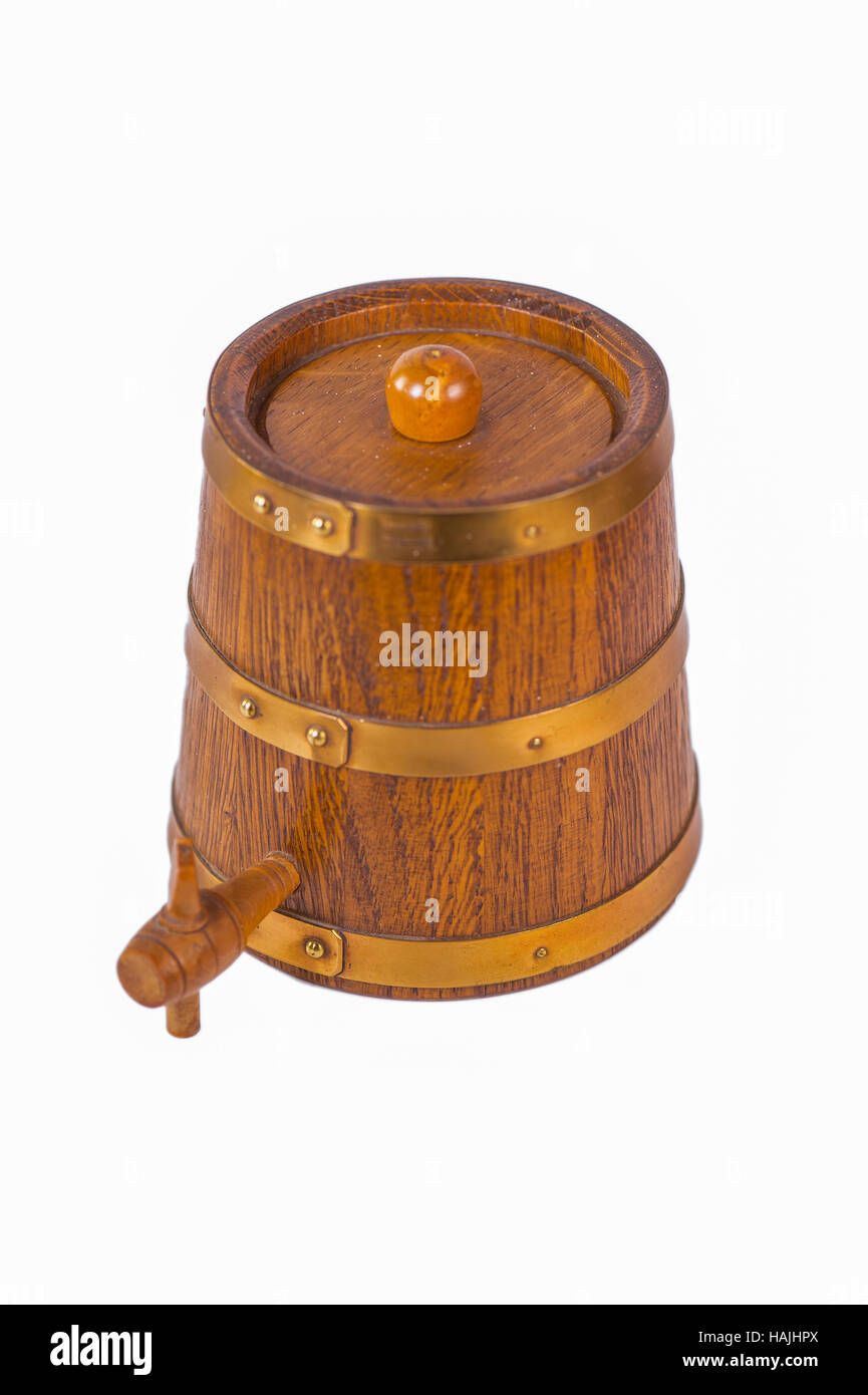 Piccole botti di legno di rubinetti di pentecoste su sfondo bianco, vino Foto Stock