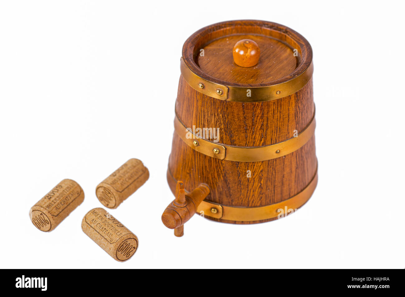 Piccole botti di legno di rubinetti di pentecoste su sfondo bianco, vino Foto Stock