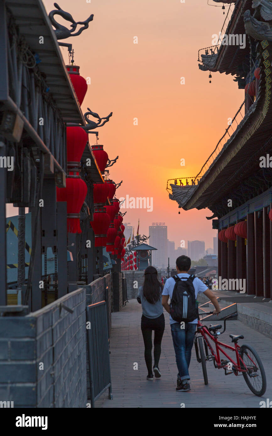I turisti in Xian mura al tramonto, provincia di Shaanxi, Cina Foto Stock
