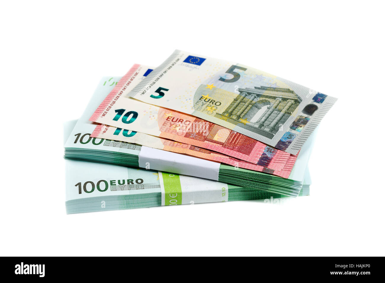 Pila di banconote con 100, 10 e 5 euro isolati su bianco Foto Stock