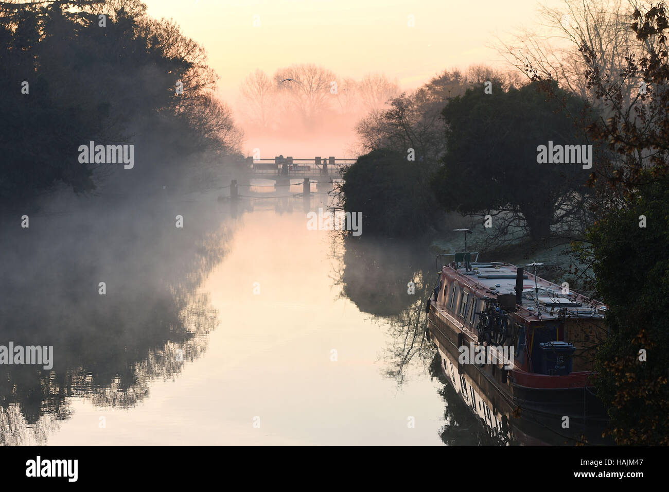 La nebbia e la nebbia circondano un canal boat a Godstow serratura in Oxfordshire, con la giornata di oggi segna la partenza ufficiale dei fenomeni meteorologici inverno come temperature di nuovo scesa al di sotto del congelamento di nuovo in ampie parti dell Inghilterra e del Galles. Foto Stock