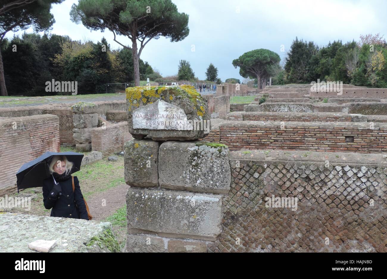 Una ragazza in viaggio tra le antiche rovine, Roma Italia. Foto Stock
