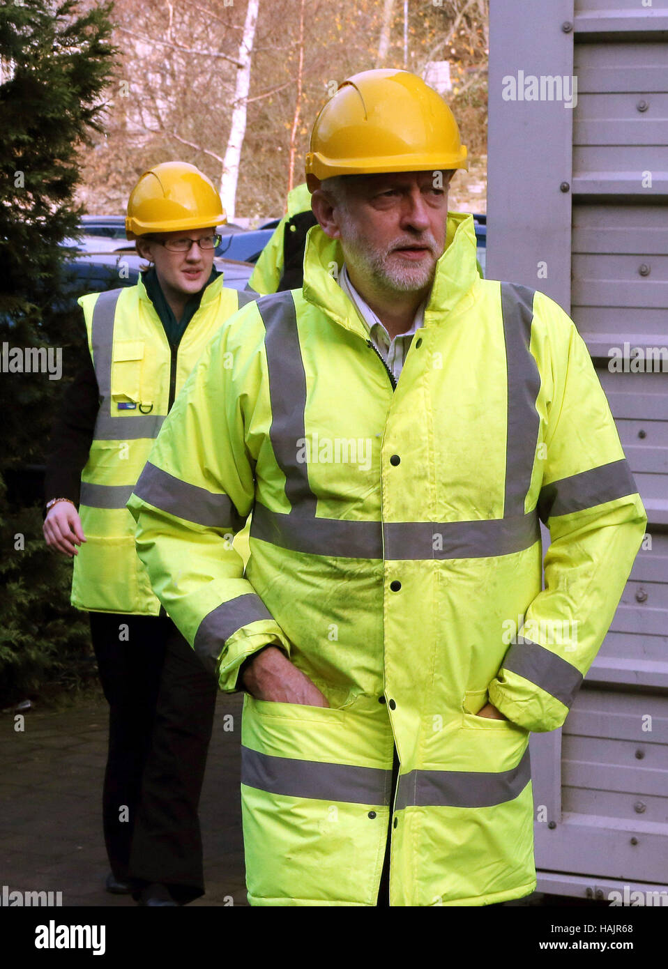 Leader del partito laburista Jeremy Corbyn è dato un tour dal Managing Director David Shoesmith dei pulman di acciaio in Sowerby Bridge, West Yorkshire, come gli affari recupera dal Boxing Day inondazioni. Foto Stock