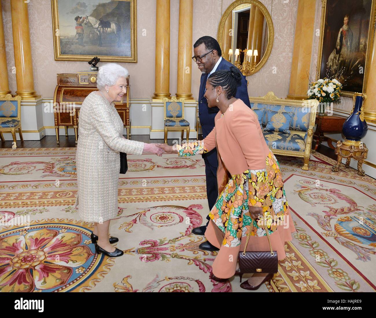 Queen Elizabeth II incontra il presidente di Nambia Hage Geingob e sua moglie Monica, durante una udienza privata a Buckingham Palace di Londra. Foto Stock