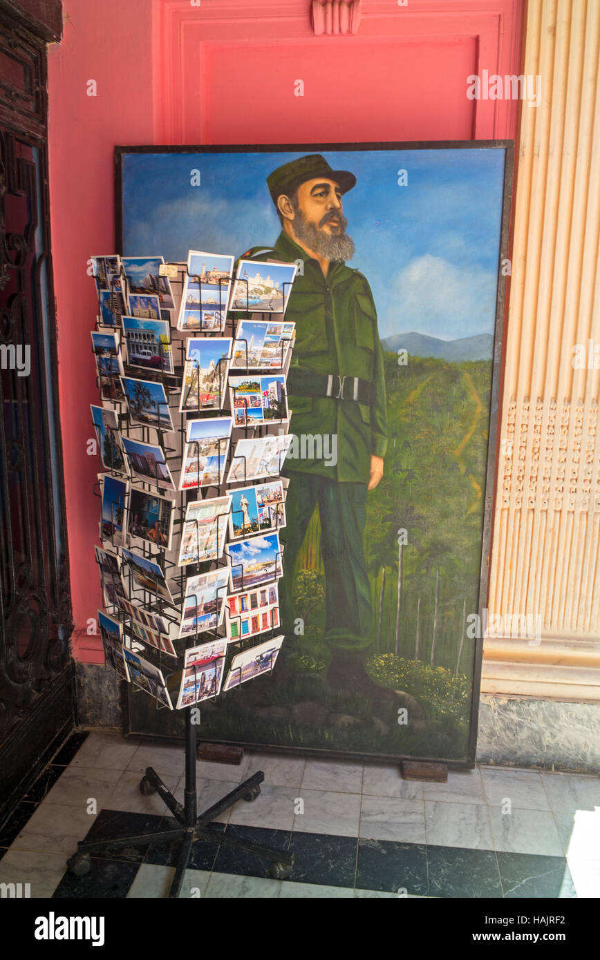 Fidel Castro pittura & Tourist card post rack in ingresso dei Comitati di Difesa della Rivoluzione Museum Havana, Cuba Foto Stock