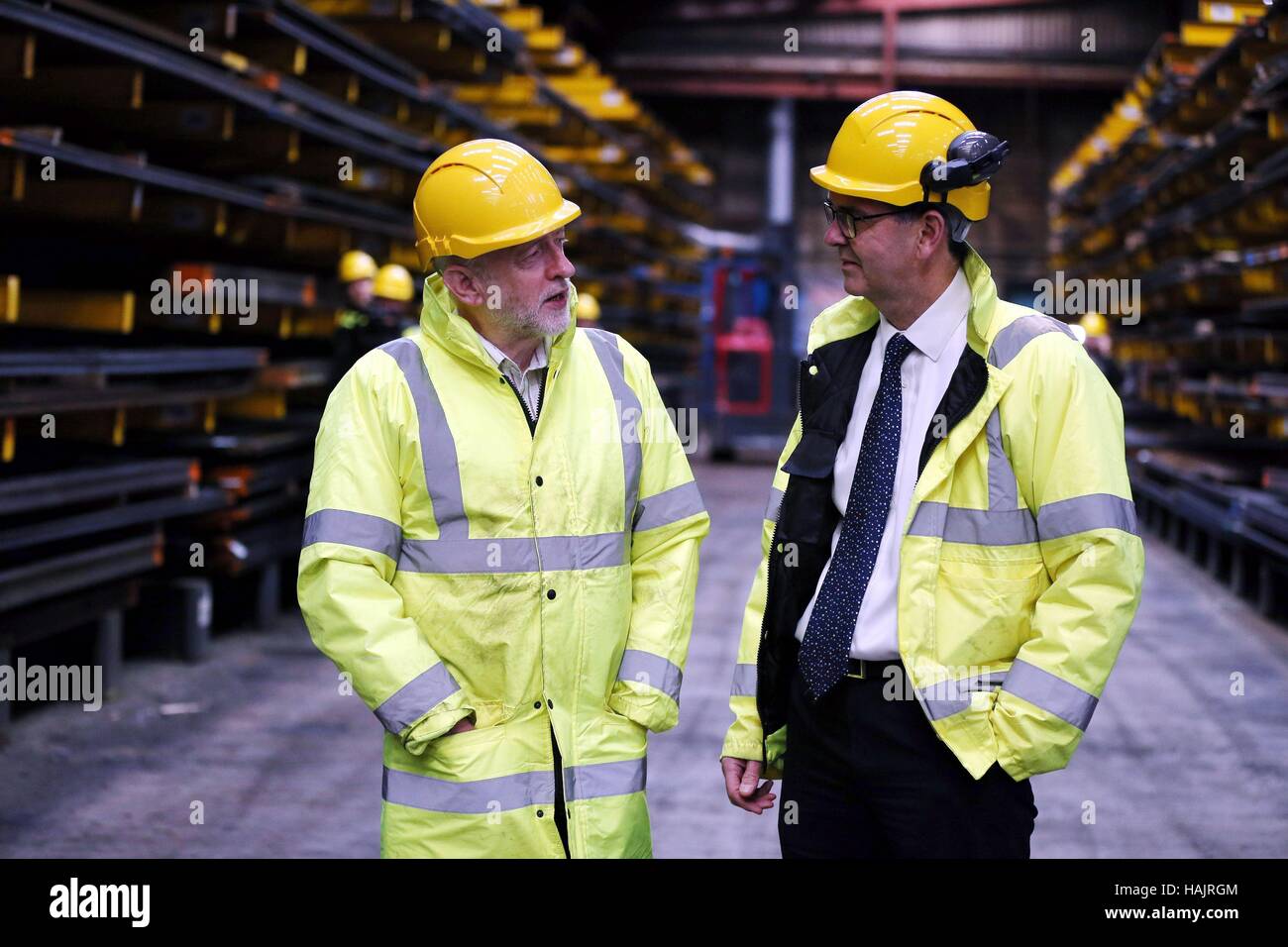 Leader del partito laburista Jeremy Corbyn (sinistra) è dato un tour dal Managing Director David Shoesmith dei pulman di acciaio in Sowerby Bridge, West Yorkshire, come gli affari recupera dal Boxing Day inondazioni. Foto Stock