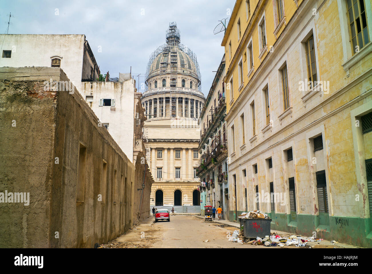 Visualizzare Capitolio Nacional,coperta da impalcature, Havana, Cuba,spazzatura in strada Foto Stock