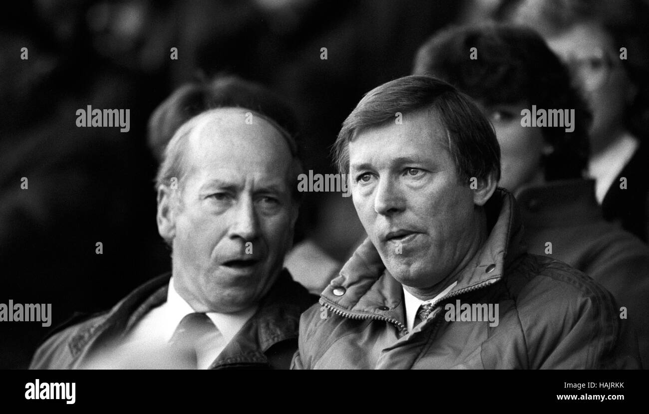 Nuovo Manchester United manager Alex Ferguson (r) al fianco degli ex Manchester United e Inghilterra international Bobby Charlton. Foto Stock