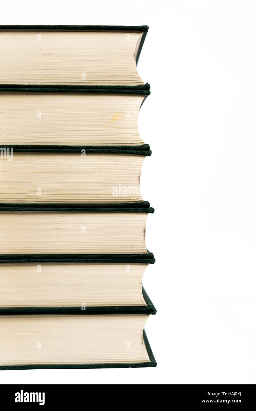 Pila di libri con copertina rigida isolato con spazio di copia Foto Stock