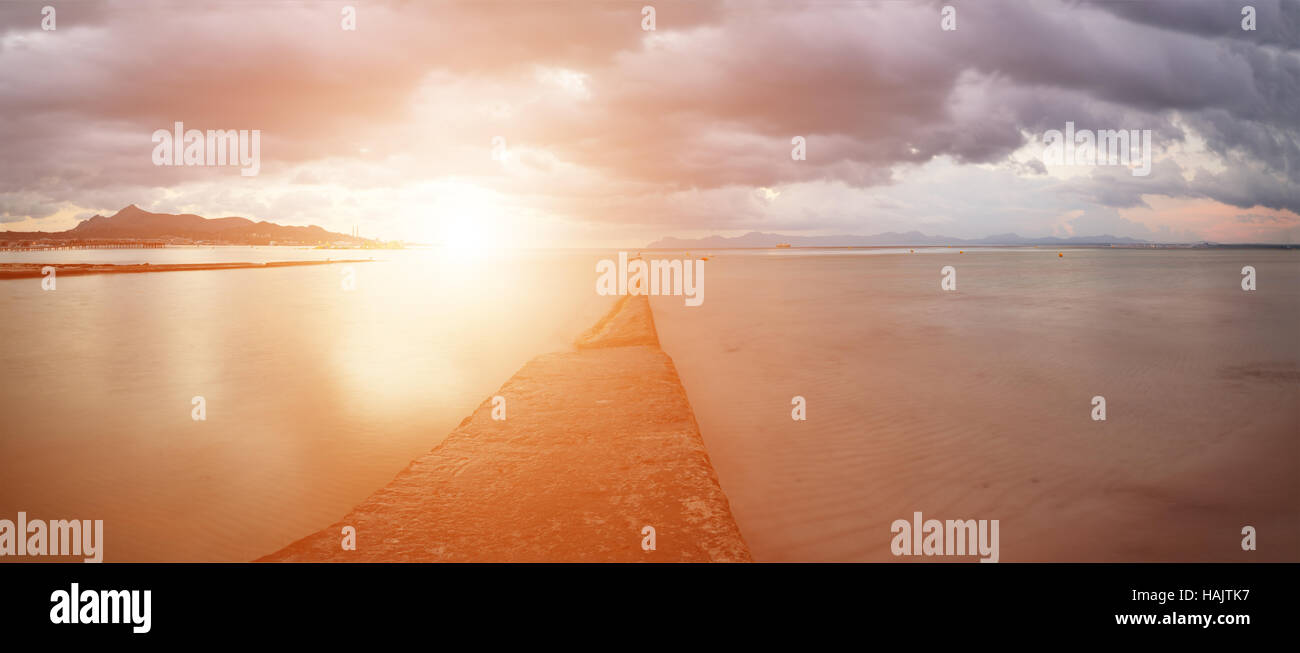 Panorama del bel tramonto sull'oceano. Foto Stock