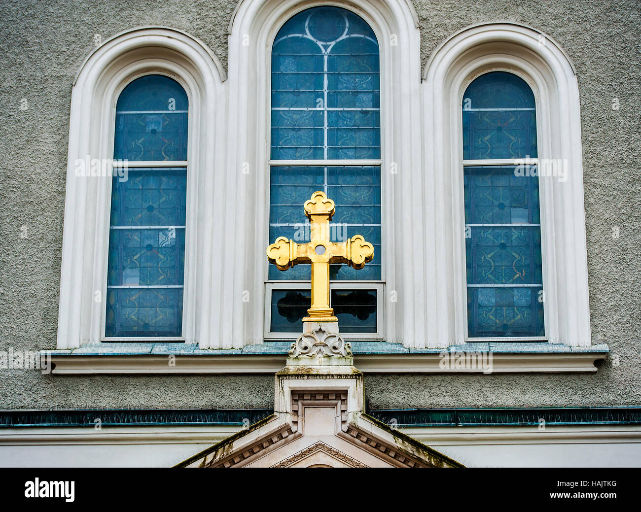 Chiesa di Golden cross infront di windows. Foto Stock