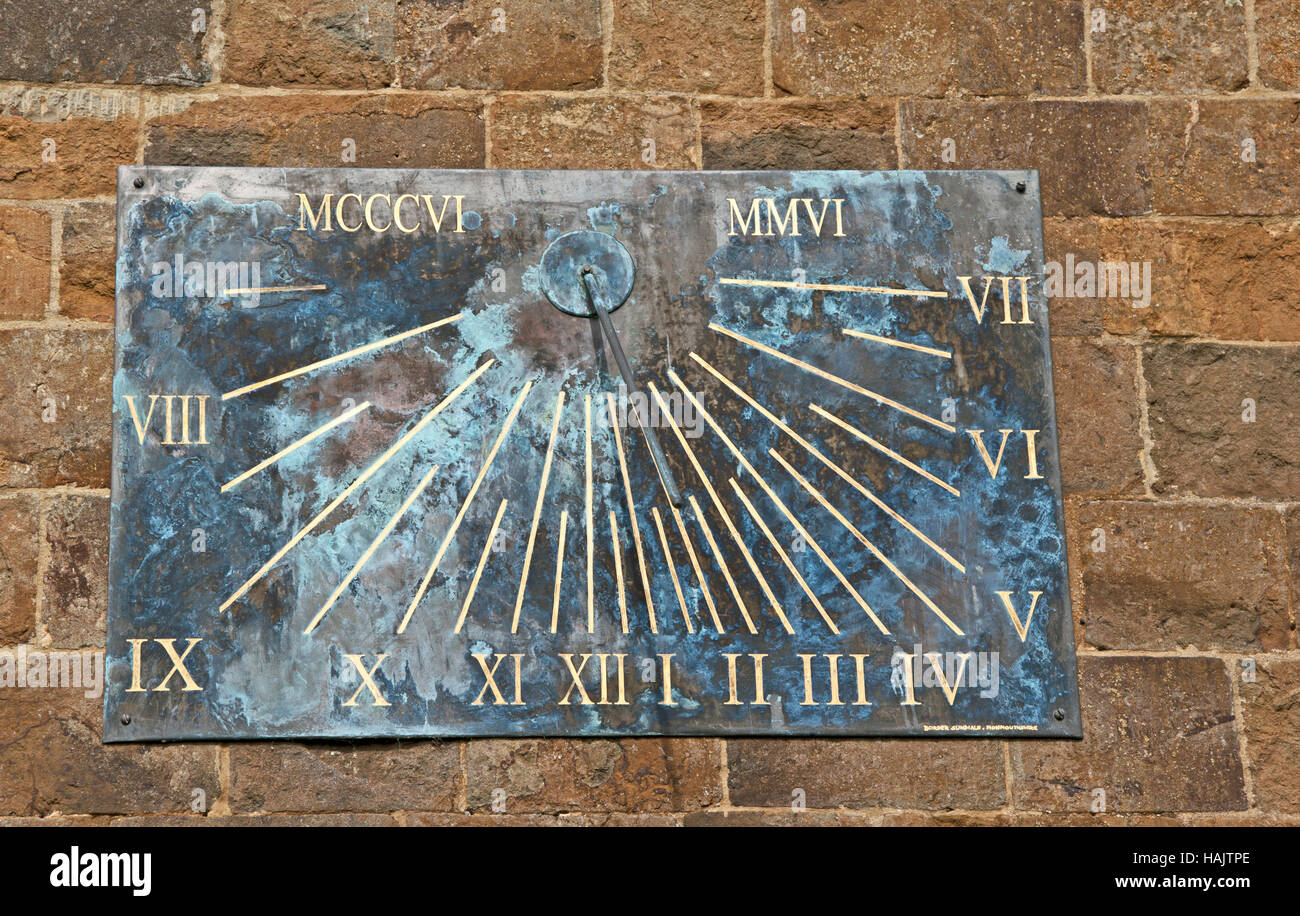 Castello di Broughton Sun Dial sul muro di casa, Oxfordshire, Inghilterra, Foto Stock