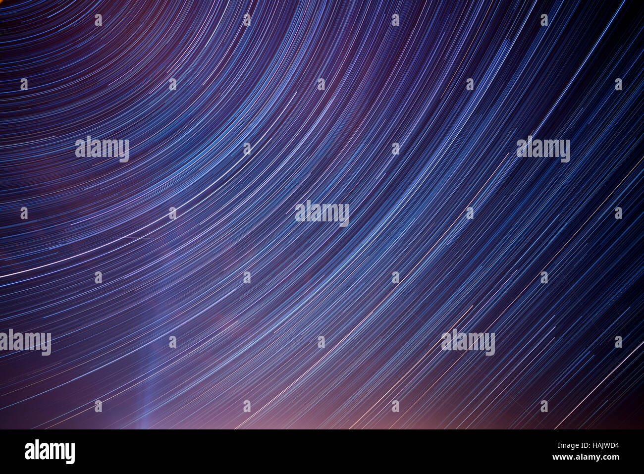 Tracce stellari su blu cielo notturno Foto Stock