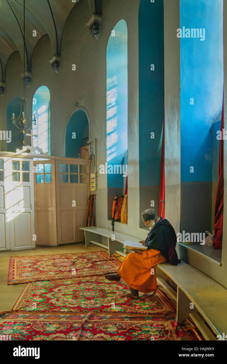 Gerusalemme, Israele - 23 settembre 2016: Chiesa Ortodossa Tewahedo Etiope con un monaco, a Gerusalemme, Israele Foto Stock