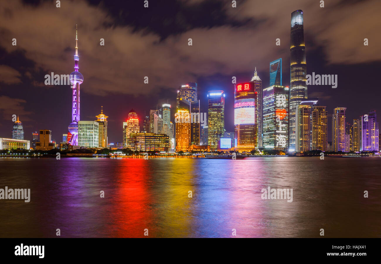 Shanghai notte - Una notte vista dei grattacieli di Lujiazui Pudong New Area a riva orientale del fiume Huangpu nel centro di Shanghai. Foto Stock