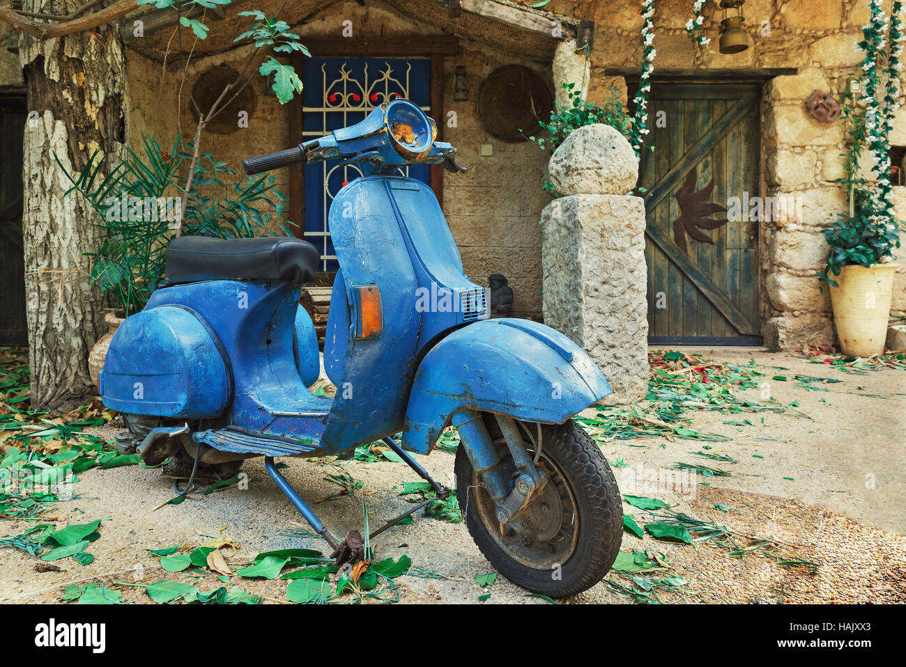 Blu, vecchio scooter sullo sfondo della casa Foto Stock