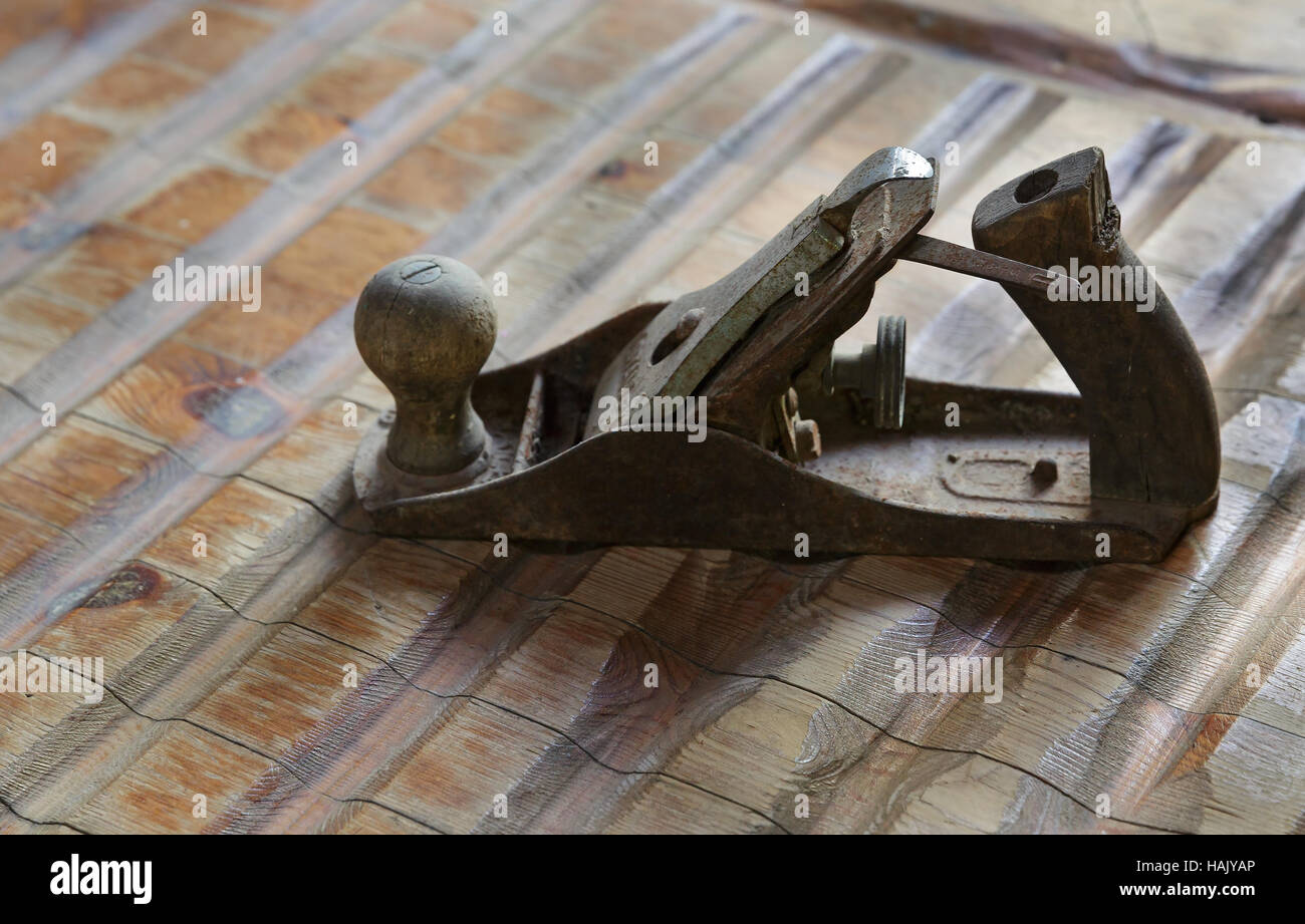 Ferro vecchio piano sul tavolo di legno Foto Stock