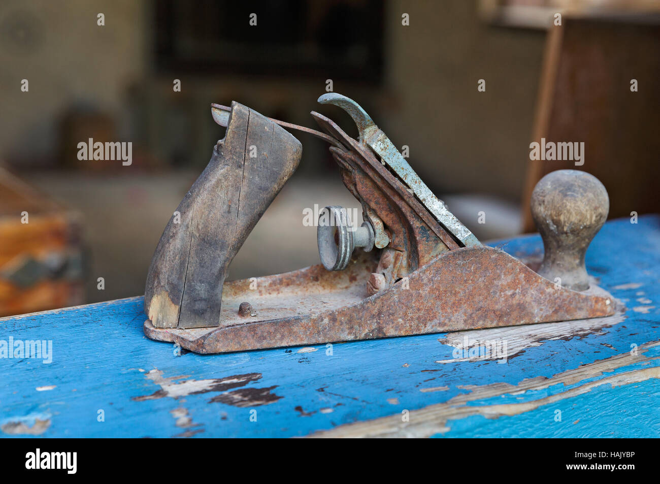 Ferro vecchio piano sul tavolo di legno Foto Stock