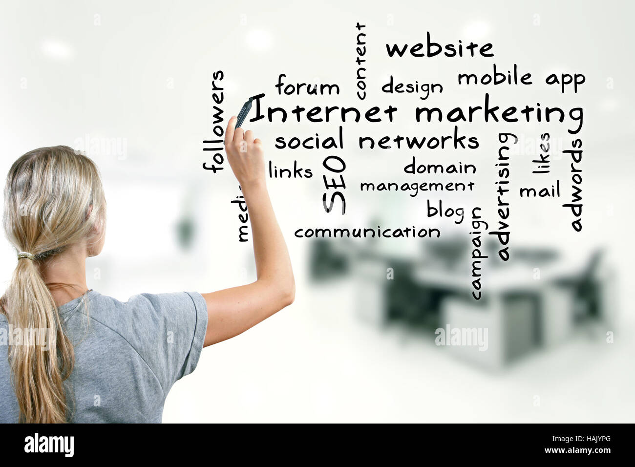 La donna la scrittura di internet marketing concept parole chiave Foto Stock