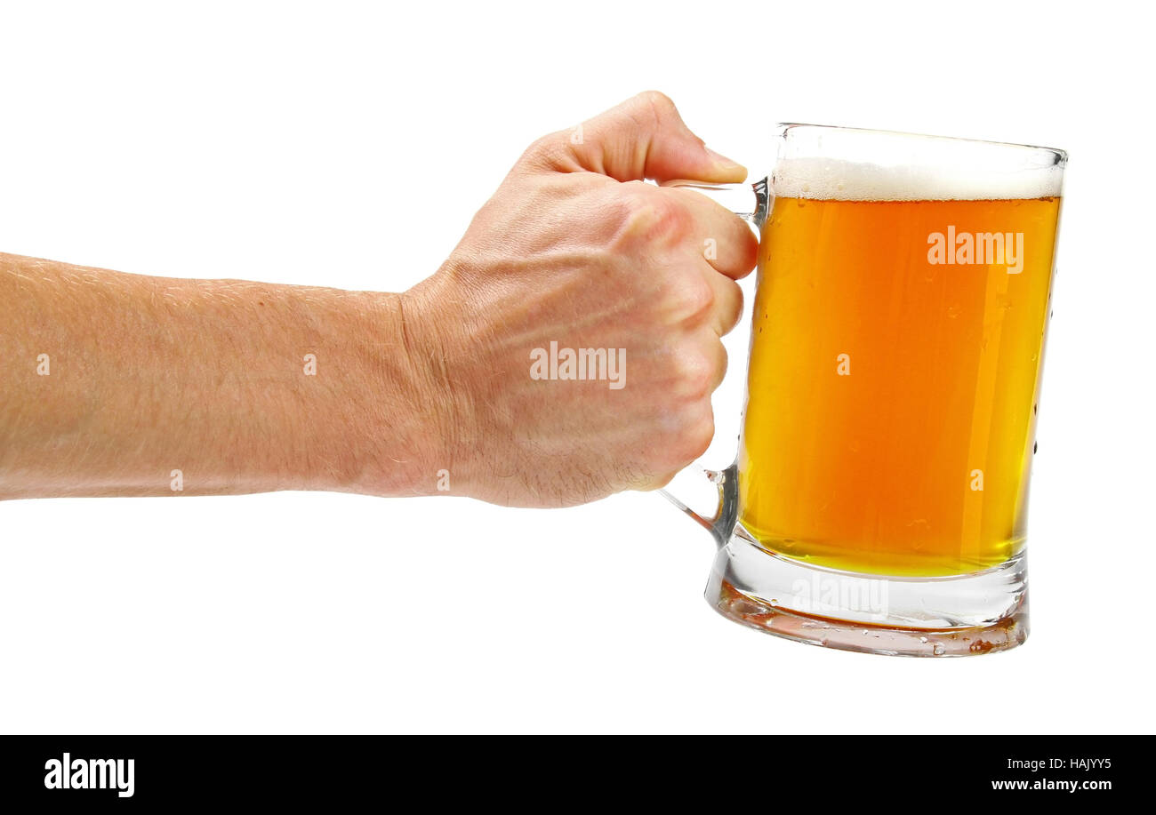 Tenere in mano la tazza di vetro di birra isolato su bianco Foto Stock