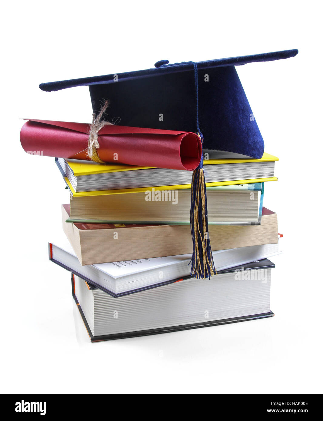 Graduazione hat e diploma sulla pila di libri Foto Stock