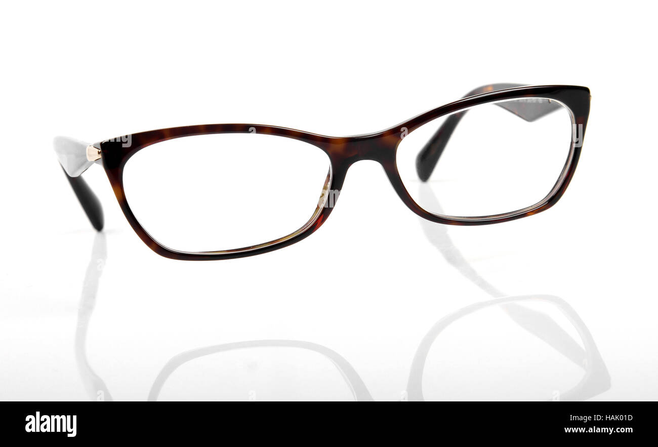 Elegante telaio occhiali isolato su bianco Foto Stock