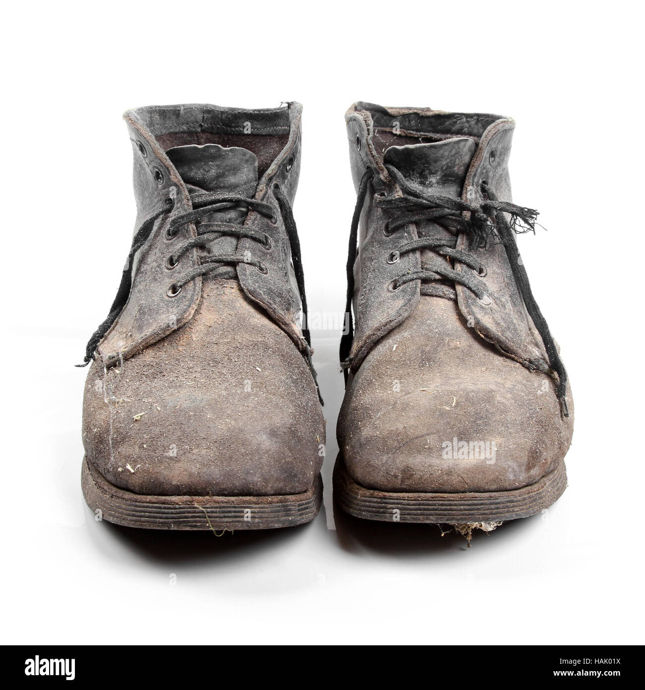 Old Dirty boots isolati su sfondo bianco Foto Stock