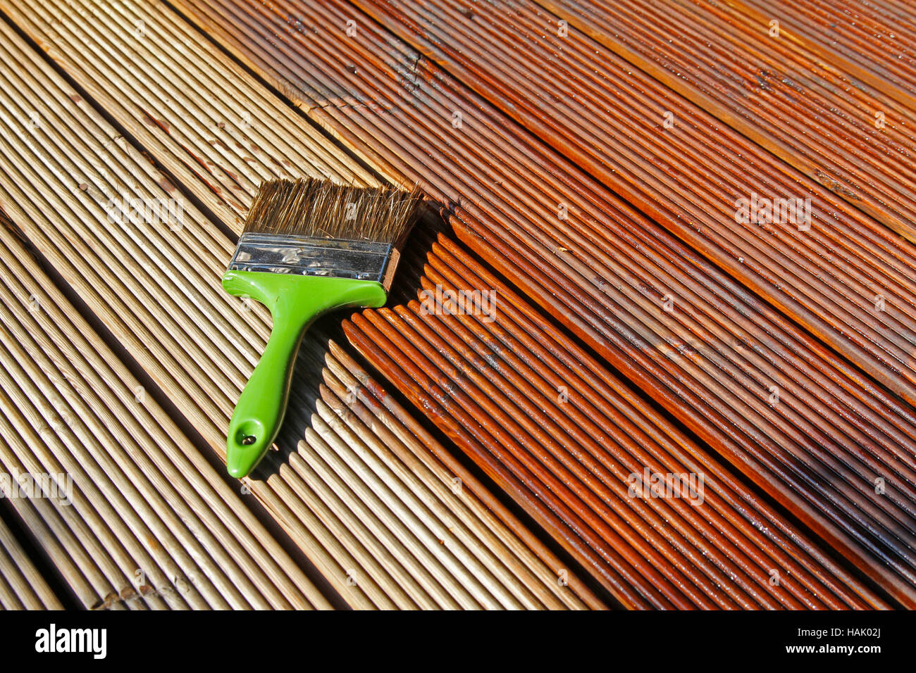 Pittura patio in legno deck con olio protettivo Foto Stock