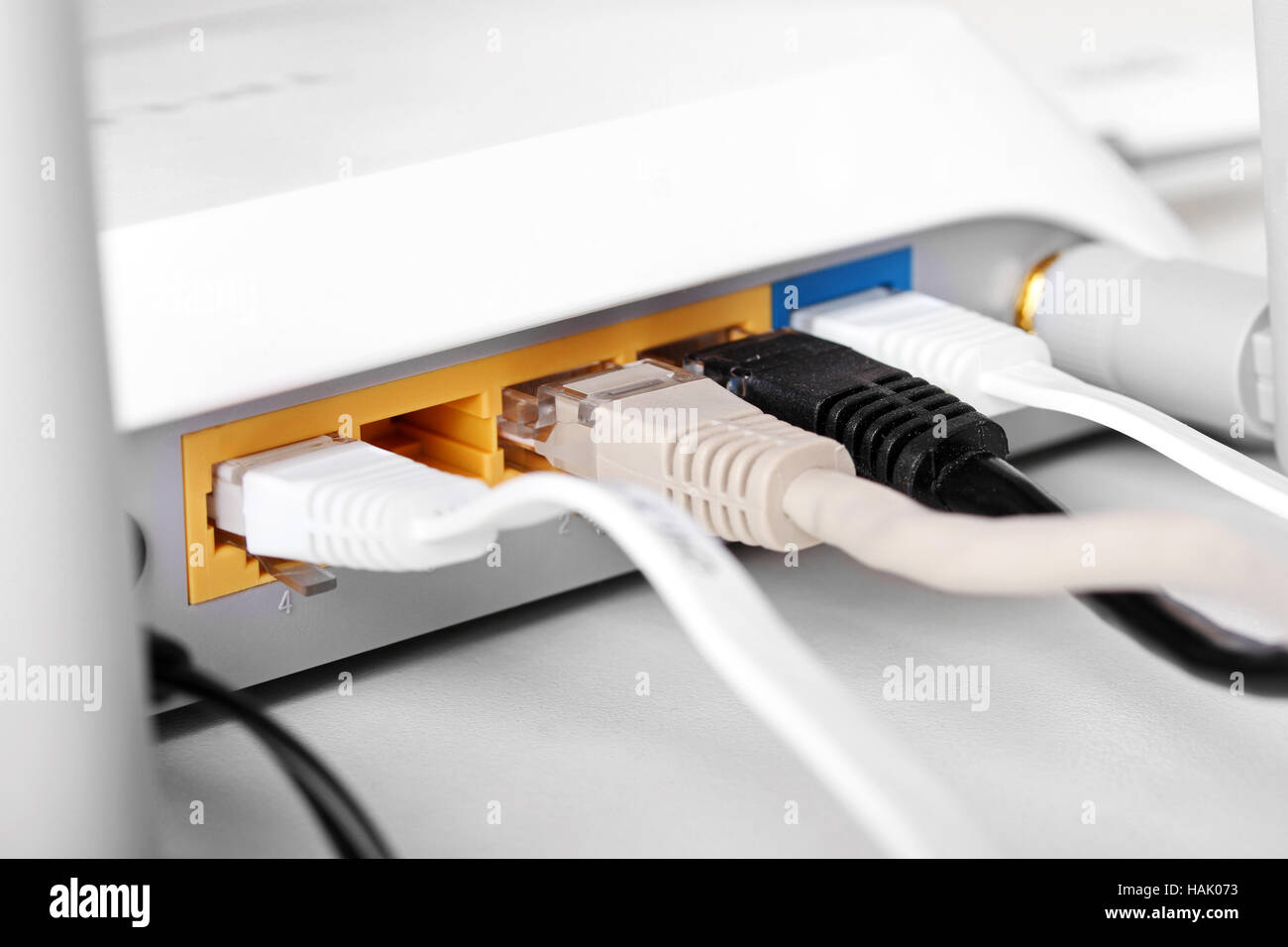 Close up di internet wireless router collegato con cavi Foto Stock