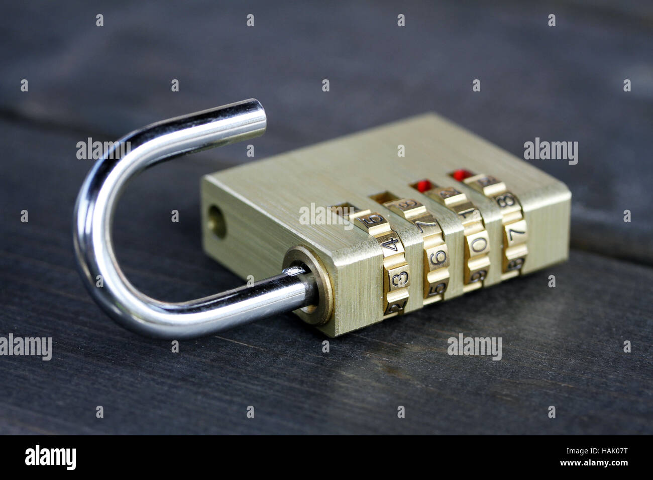 Lucchetto a combinazione con sul tavolo di legno Foto Stock