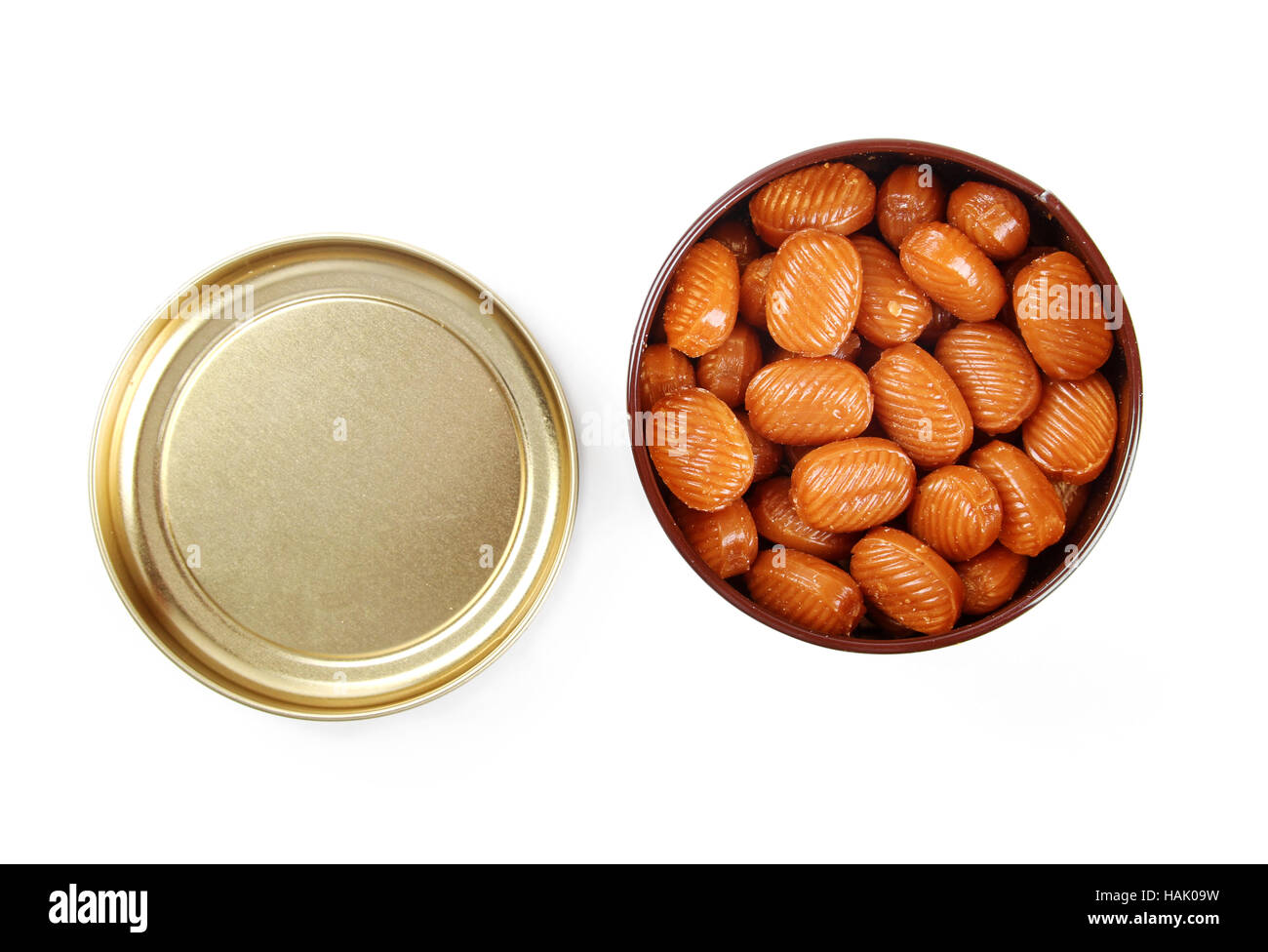 Caramella in barattolo metallico isolato su bianco Foto Stock