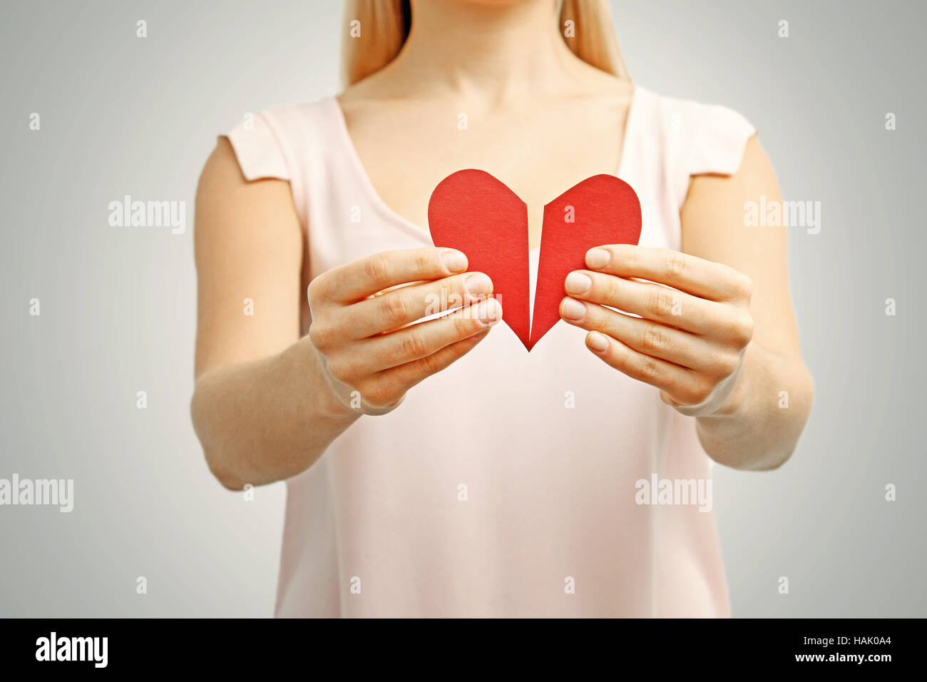 Rotto cuore rosso nella donna mani. concetto di rapporto, il divorzio, dolore Foto Stock