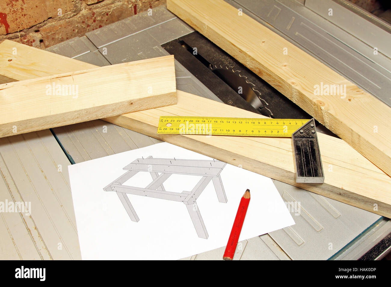 Tavole di legno con strumenti e presentare progetti su tablesaw Foto Stock