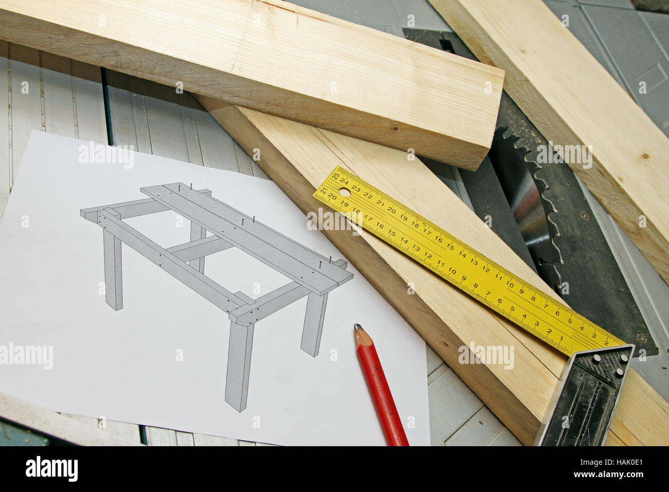 Tavole di legno con strumenti e progetti su tablesaw Foto Stock